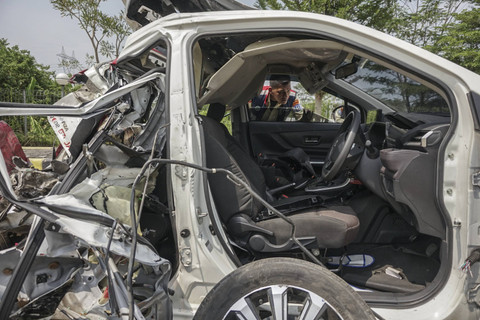 Petugas gerbang exit Tol Bojong menunjukkan kondisi barang bukti mobil wartawan TV One yang mengalami kecelakaan di Gerbang Exit Tol Bojong, Kabupaten Pekalongan, Jawa Tengah, Kamis (31/10/2024). Foto: Harviyan Perdana Putra/ANTARA FOTO