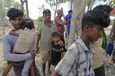 Sejumlah imigran etnis Rohingya beristirahat usai mendarat di pesisir pantai Desa Meunasah Asan, Kecamatan Madat, Aceh Timur, Aceh, Kamis (31/10/2024). Foto: Syifa Yulinnas/ANTARA FOTO