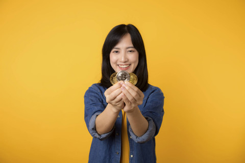 Ilustrasi perempuan berinvestasi. Foto: Jirawatfoto/Shutterstock