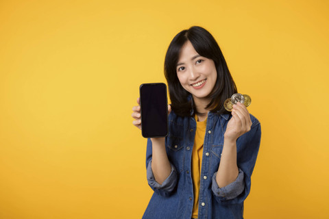 Ilustrasi perempuan berinvestasi emas digital. Foto: Jirawatfoto/Shutterstock