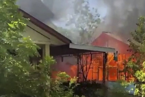 Rumah yang terbakar akibat dibakar oleh istri seorang pria di Alor akibat Judi Online. Foto: Tangkapan layar/Antara