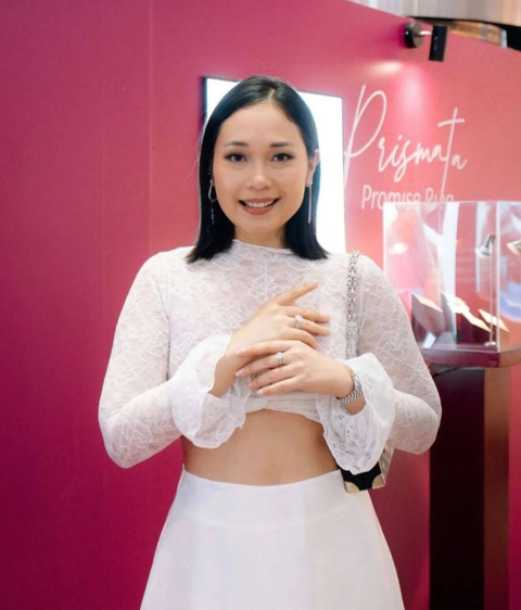 Koleksi couple ring Love Poetry yang dikenakan Ayla Dimitri untuk merayakan lima tahun pernikahan. Foto: Frank & co.