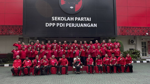 Ketua Umum PDI Perjuangan Prof.Dr. Megawati Soekarnoputri dan Sekjen DPP Partai Hasto Kristiyanto, menghadiri proses pendalaman kepribadian melalui psikotes yang dilakukan terhadap seluruh anggota Fraksi PDI Perjuangan DPR  RI. Foto: Dok. PDIP