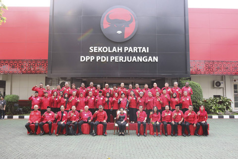 Ketua Umum PDI Perjuangan Prof.Dr. Megawati Soekarnoputri dan Sekjen DPP Partai Hasto Kristiyanto, menghadiri proses pendalaman kepribadian melalui psikotes yang dilakukan terhadap seluruh anggota Fraksi PDI Perjuangan DPR  RI. Foto: Dok. PDIP