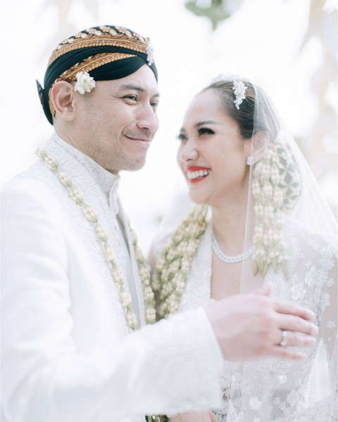 Bunga Citra Lestari dan Tiko Aryawardhana mengenakan perhiasan Frank & co. Foto: Frank & co.