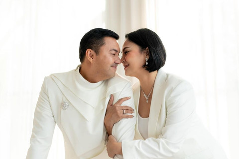 Koleksi wedding anniversary Frank & co. yang dikenakan pasangan Anjasmara dan Dian Nitami. Foto: Frank & co.