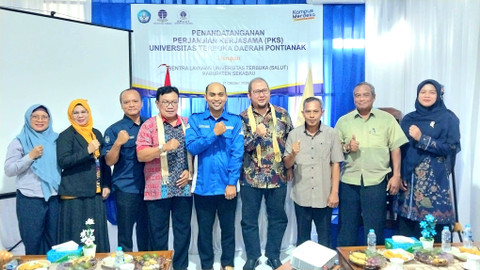 Foto bersama usai penandatangan PKS UT Pontianak dengan SALUT Kabupaten Sekadau. Foto: Dina Mariana/Hi!Pontianak