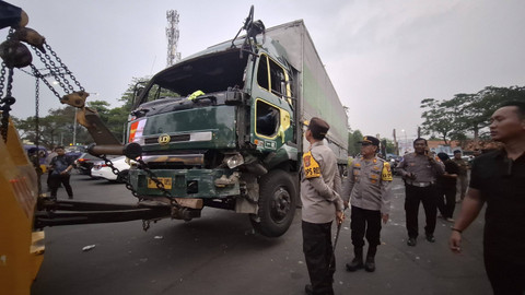 Kondisi truk yang ugal-ugalan di Cipondoh, Tangerang dievakuasi petugas, Kamis (31/10/2024). Foto: Dok. Istimewa