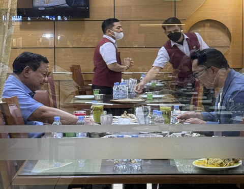 Presiden Prabowo Subianto makan malam bersama Calon Gubernur Jakarta Ridwan Kamil, Kamis (30/10/2024). Foto: Dok. Tim RIDO