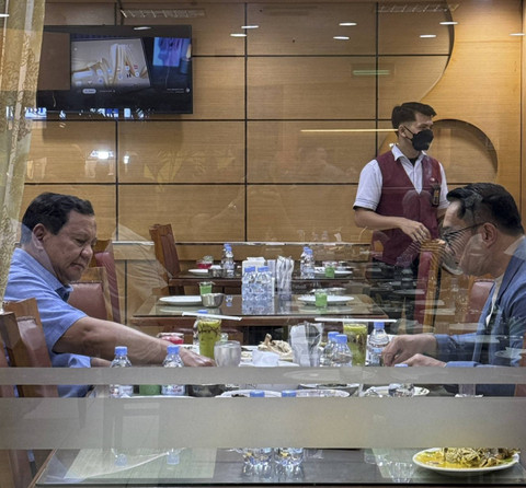 Presiden Prabowo Subianto makan malam bersama Calon Gubernur Jakarta Ridwan Kamil, Kamis (30/10/2024). Foto: Dok. Tim RIDO