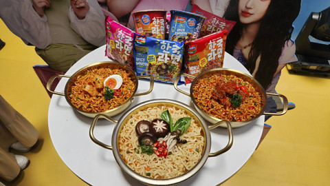 Peluncuran Korean Ramyeon Series dan pengumuman NewJeans sebagai global brand ambassador Indomie terbaru (31/10/24). Foto: Azalia Amadea/kumparan 