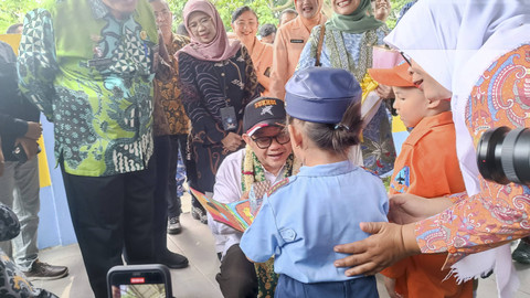 Mendikdasmen Abdul Mu'ti melakukan kunjungan kerja pertamanya sebagai menteri di TK Angkasa Lanud Sri Mulyono Herlambang, Palembang, Sumsel, Jumat (1/11/2024). Foto: Thomas Bosco/kumparan