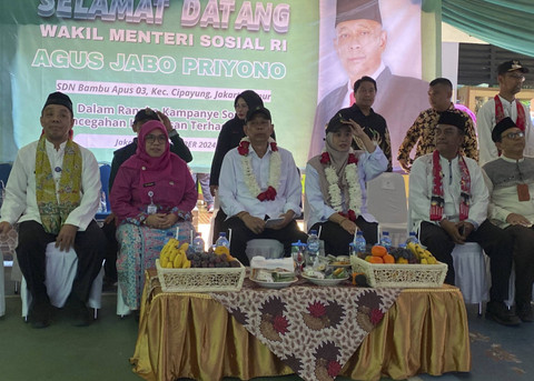 Wamensos Agus Jabo melakukan kunjungan kerja ke Bambu Apus di Cipayung, Jakarta Timur pada Jumat (1/11/2024). Foto: Abid Raihan/kumparan
