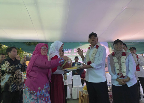 Wamensos Agus Jabo melakukan kunjungan kerja ke Bambu Apus di Cipayung, Jakarta Timur pada Jumat (1/11/2024). Foto: Abid Raihan/kumparan