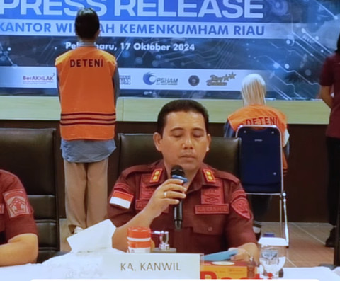 Kakanwil Kemenkumham Riau Riau Budi Argap Situngkir jumpa pers tentang penangkapan WN Thailand, 17 Oktober 2024. Foto:  Instagram/@kanwilkemenkumhamriau