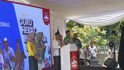 Mendikdasmen Abdul Mu'ti melakukan kunjungan ke SDN 59 Palembang, Jumat (1/11/2024). Foto: Thomas Bosco/kumparan