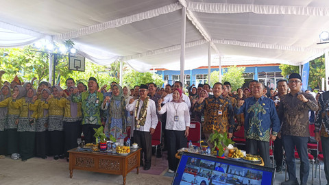 Mendikdasmen Abdul Mu'ti melakukan kunjungan ke SDN 59 Palembang, Jumat (1/11/2024). Foto: Thomas Bosco/kumparan