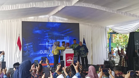 Mendikdasmen Abdul Mu'ti melakukan kunjungan ke SDN 59 Palembang, Jumat (1/11/2024). Foto: Thomas Bosco/kumparan