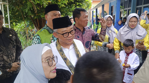 Mendikdasmen Abdul Mu'ti melakukan kunjungan ke SDN 59 Palembang, Jumat (1/11/2024). Foto: Thomas Bosco/kumparan