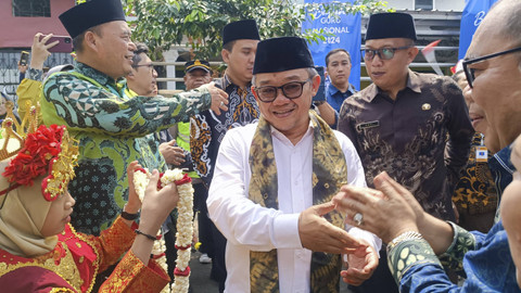 Mendikdasmen Abdul Mu'ti melakukan kunjungan ke SDN 59 Palembang, Jumat (1/11/2024). Foto: Thomas Bosco/kumparan