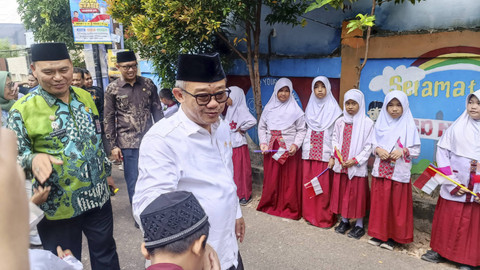 Mendikdasmen Abdul Mu'ti melakukan kunjungan ke SDN 59 Palembang, Jumat (1/11/2024). Foto: Thomas Bosco/kumparan