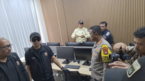 Ruko yang dijadikan kantor satelit di Rose Garden, Kota Bekasi, saat digeledah pada Jumat (1/11). Foto: Rachmadi Rasyad/kumparan