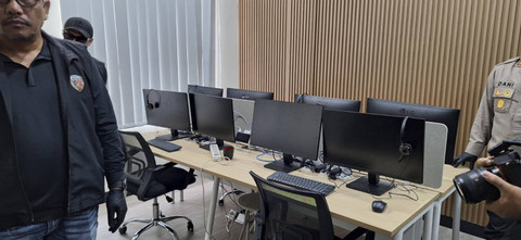 Ruko yang dijadikan kantor satelit di Rose Garden, Kota Bekasi, saat digeledah pada Jumat (1/11). Foto: Rachmadi Rasyad/kumparan