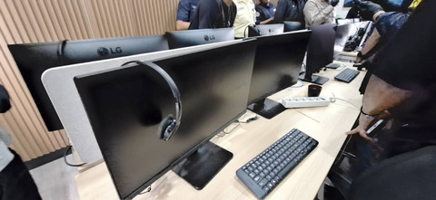 Ruko yang dijadikan kantor satelit di Rose Garden, Kota Bekasi, saat digeledah pada Jumat (1/11). Foto: Rachmadi Rasyad/kumparan