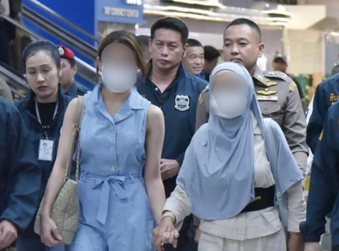 YouTube Thailand dan ibunya ditangkap di Indonesia, tiba di Thailand pada 25/101/2024. Foto: X/@ppoliceofficial