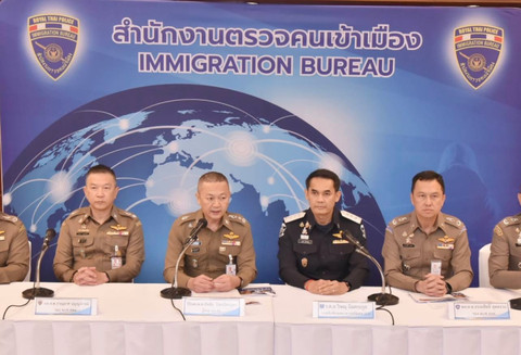 Polisi dan Imigrasi Thailand jumpa pers kasus penangkapan Youtuber Thailand Foto: X/@ppoliceofficial