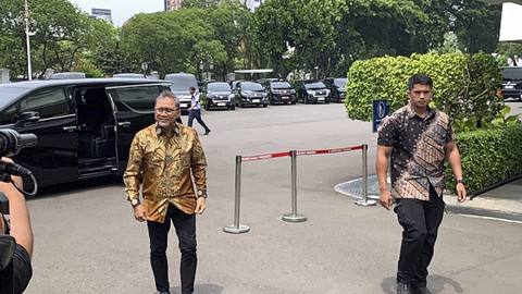 Ketum PAN Zulkifli Hasan berjalan keluar kendaraan saat tiba di Istana Negara, Jakarta, Jumat (1/11/2024). Foto: Luthfi Humam/kumparan