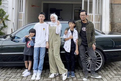 Bachman alias Wox, drummer Matta Band bersama keluarga. Foto: Instagram/ @bachman.jr