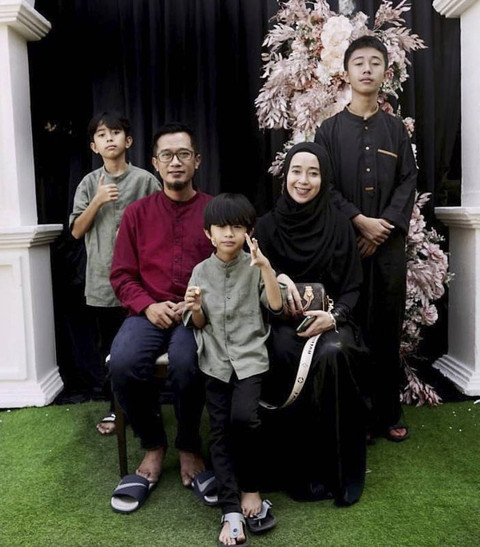 Bachman alias Wox, drummer Matta Band bersama keluarga. Foto: Instagram/ @bachman.jr