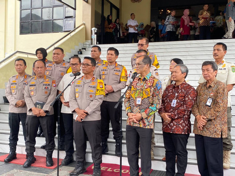 Konferensi pers jajaran kepolisian se-DIY dan Pemda setelah rapat koordinasi terkait pengendalian peredaran miras di Mapolda DIY, Jumat (1/11). Foto: Resti Damayanti/Pandangan Jogja