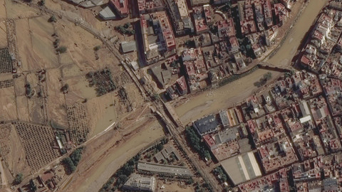 Citra satelit yang dirilis oleh Maxar Technologies menunjukkan lumpur akibat banjir di Valencia, Spanyol, Kamis 31 Oktober 2024. Foto: Maxar Technologies via AP