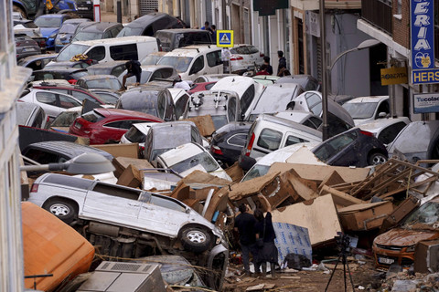 Kendaraan terlihat menumpuk usai tersapu banjir di Valencia, Spanyol, Kamis, 31 Oktober 2024. Foto: AP Photo/Alberto Saiz