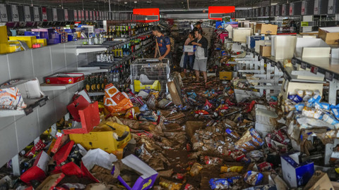 Orang-orang mengambil barang di supermarket yang terkena dampak banjir di Valencia, Spanyol, Kamis, 31 Oktober 2024. Foto: AP Photo/Manu Fernandez