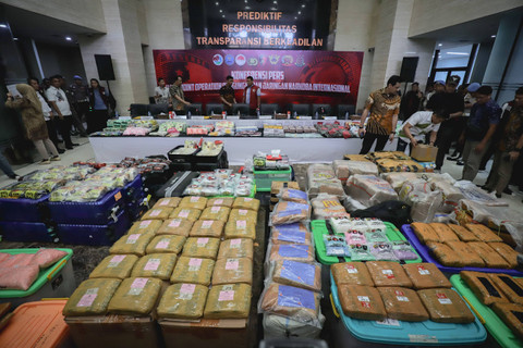 Polisi menyiapkan barang bukti pada kegiatan pengungkapan jaringan narkoba internasional di Bareskrim Polri, Jakarta, Jumat (1/11/2024). Foto: Jamal Ramadhan/kumparan