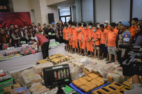 Sejumlah barang bukti dan tersangka diperlihatkan pada kegiatan konferensi pers hasil joint operation pengungkapan jaringan narkoba internasional di Bareskrim Polri, Jakarta, Jumat (1/11/2024). Foto: Jamal Ramadhan/kumparan