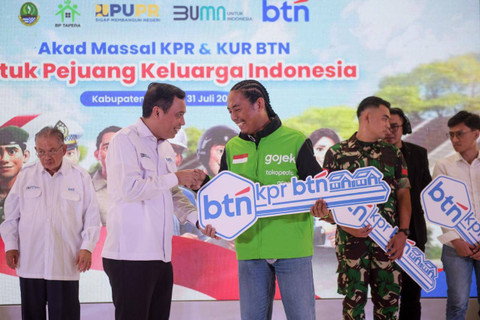 Penyerahan simbolis surat akad jual-beli rumah bagi mitra driver program Gojek Swadaya dan KPR Sejahtera BTN. Foto: dok. Gojek