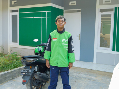 Salah satu mitra driver yang mendapatkan kesempatan mengikuti program KPR Gojek Swadaya BTN). Foto: dok. Gojek