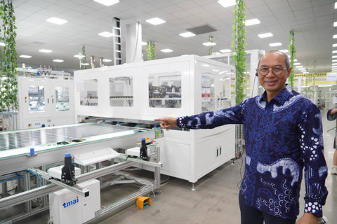 Direktur Utama PLN Indonesia Power Edwin Nugraha Putra menunjukkan produk modul panel surya yang diproduksi menggunakan teknologi mutakhir yaitu teknologi Tunnel Oxide Passivated Contact (TOPCon). Foto: Dok. PLN IP
