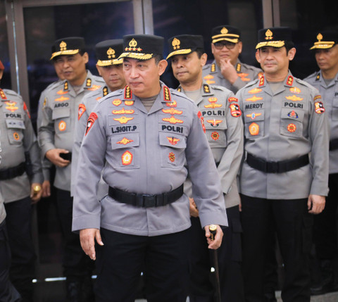Kapolri Jenderal Listyo Sigit Prabowo memimpin upacara kenaikan pangkat atau Korps Raport terhadap 4 perwira Polri. Upacara digelar di Gedung Rupatama Mabes Polri, Jakarta, Jumat (1/11). Foto: Dok. Polri