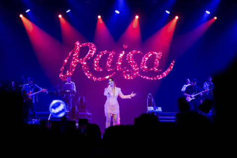 Konser JUNI Day X sukses digelar pada Sabtu (2/11) di Basket Hall, Senayan, Jakarta Pusat. Dua penyanyi wanita Indonesia, Raisa dan Bernadya, berhasil menyihir penonton dengan deretan lagu populer mereka. Foto: Dok. Juni Records