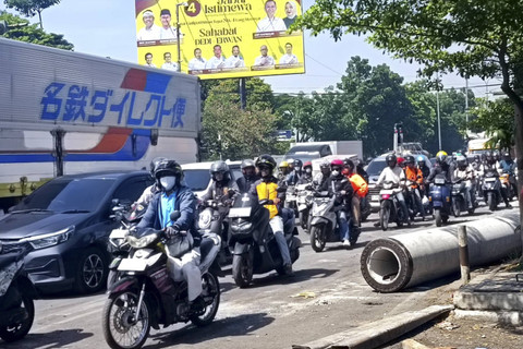 Sejumlah kendaraan melintas di dekat Paku bumi jatuh dari truk di Jalan Soekarno-Hatta, perempatan Buah Batu, Sabtu (2/11/2024). Foto: Robby Bouceu/kumparan
