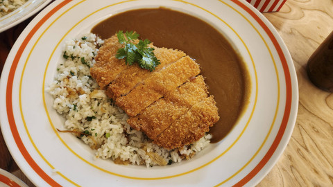 Menu makanan dan minuman andalan di restoran Curry Up, Ashta District 8, Jakarta (1/11/24). Foto: Azalia Amadea/kumparan 