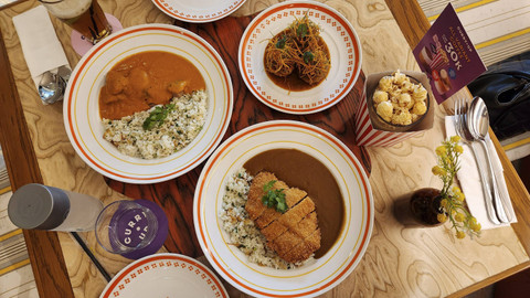 Menu makanan dan minuman andalan di restoran Curry Up, Ashta District 8, Jakarta (1/11/24). Foto: Azalia Amadea/kumparan 