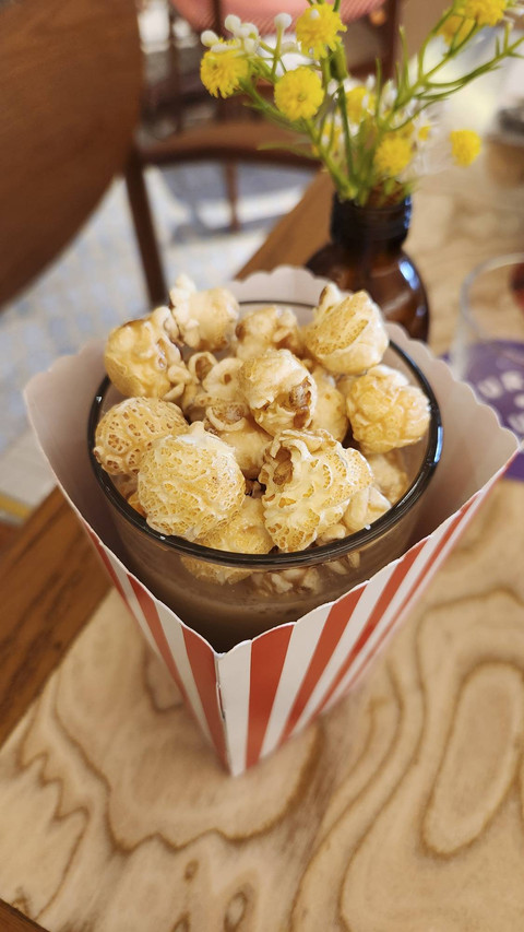 Menu makanan dan minuman andalan di restoran Curry Up, Ashta District 8, Jakarta (1/11/24). Foto: Azalia Amadea/kumparan 