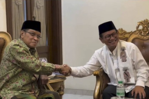 Calon Gubernur DKI Jakarta nomor urut tiga Pramono Anung berjabat tangan dengan mantan Ketua PBNU KH. Said Aqil Siroj. Foto: Instagram/ @pramonoanungw