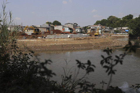 Pekerja mengoperasikan alat berat saat menyelesaikan pengerjaan proyek normalisasi Kali Ciliwung di kawasan Rawajati, Jakarta, Sabtu (2/11/2024). Foto: Jamal Ramadhan/kumparan
